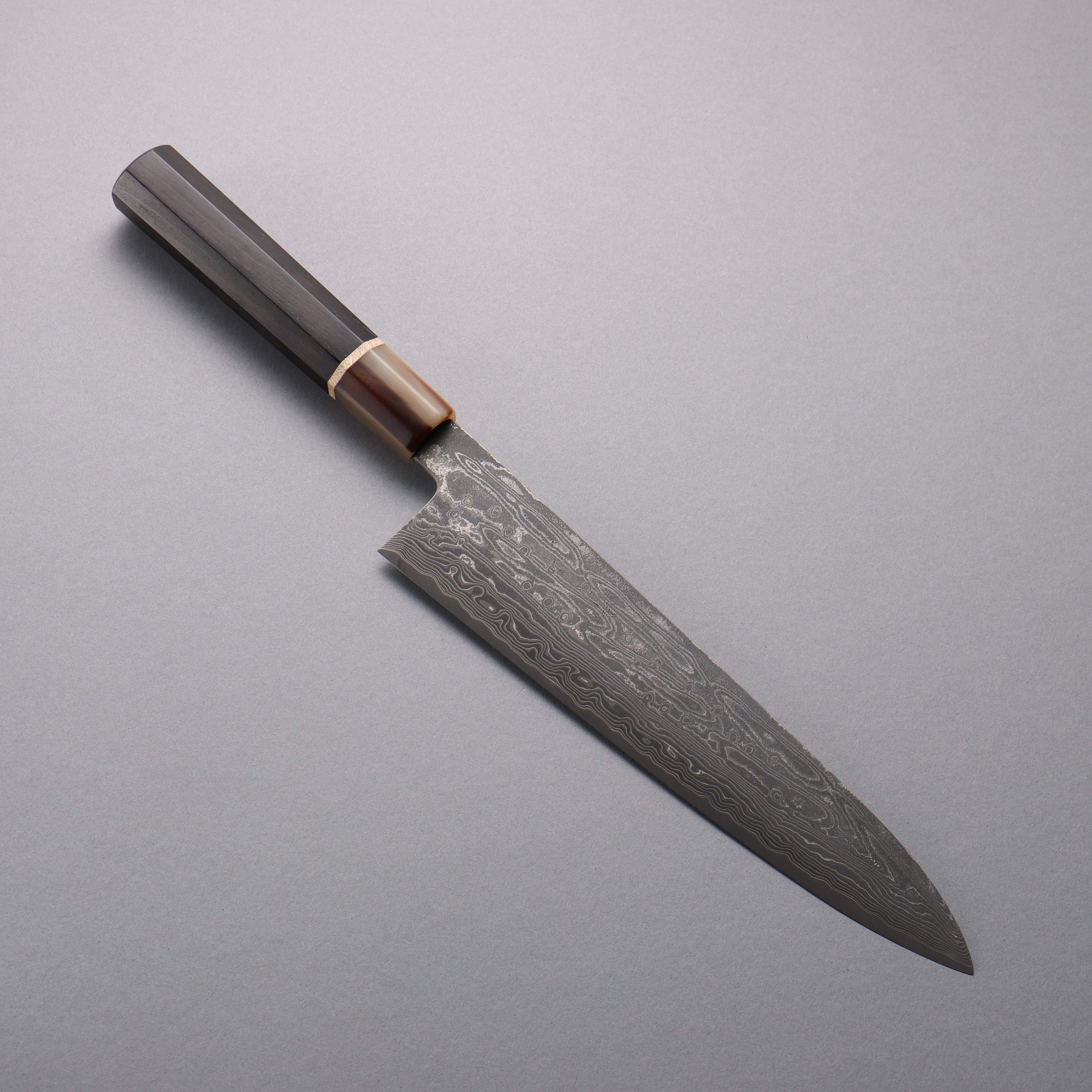 清助 SPG STRIX 黑色大馬士革紋 牛刀 240mm 黑檀 (楓木環 水牛角口輪) 握把 - 清助刃物