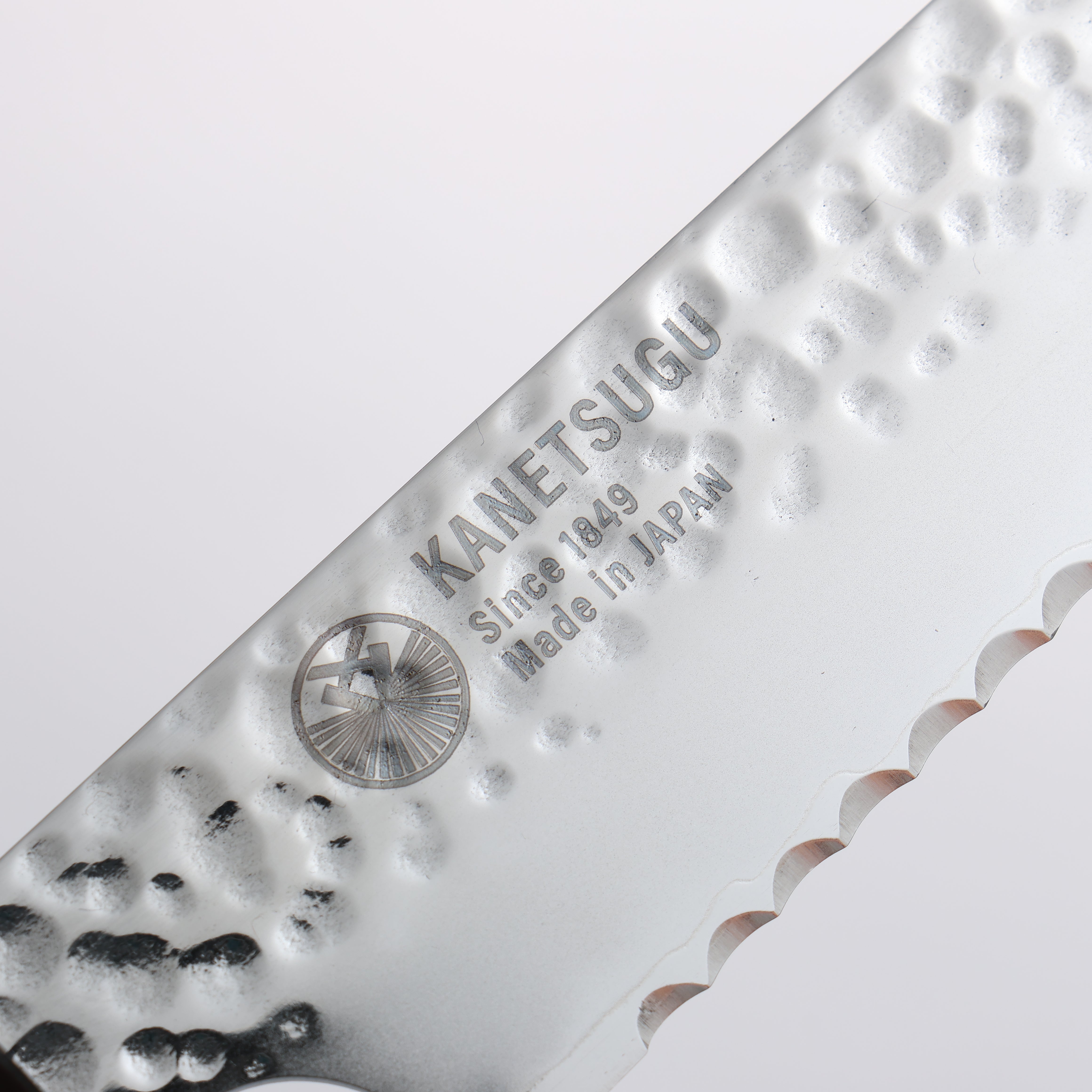 關兼次 七角形木頭柄系列 VG10 鎚目 麵包刀 210mm 合成木(七角形) 握把 - 清助刃物