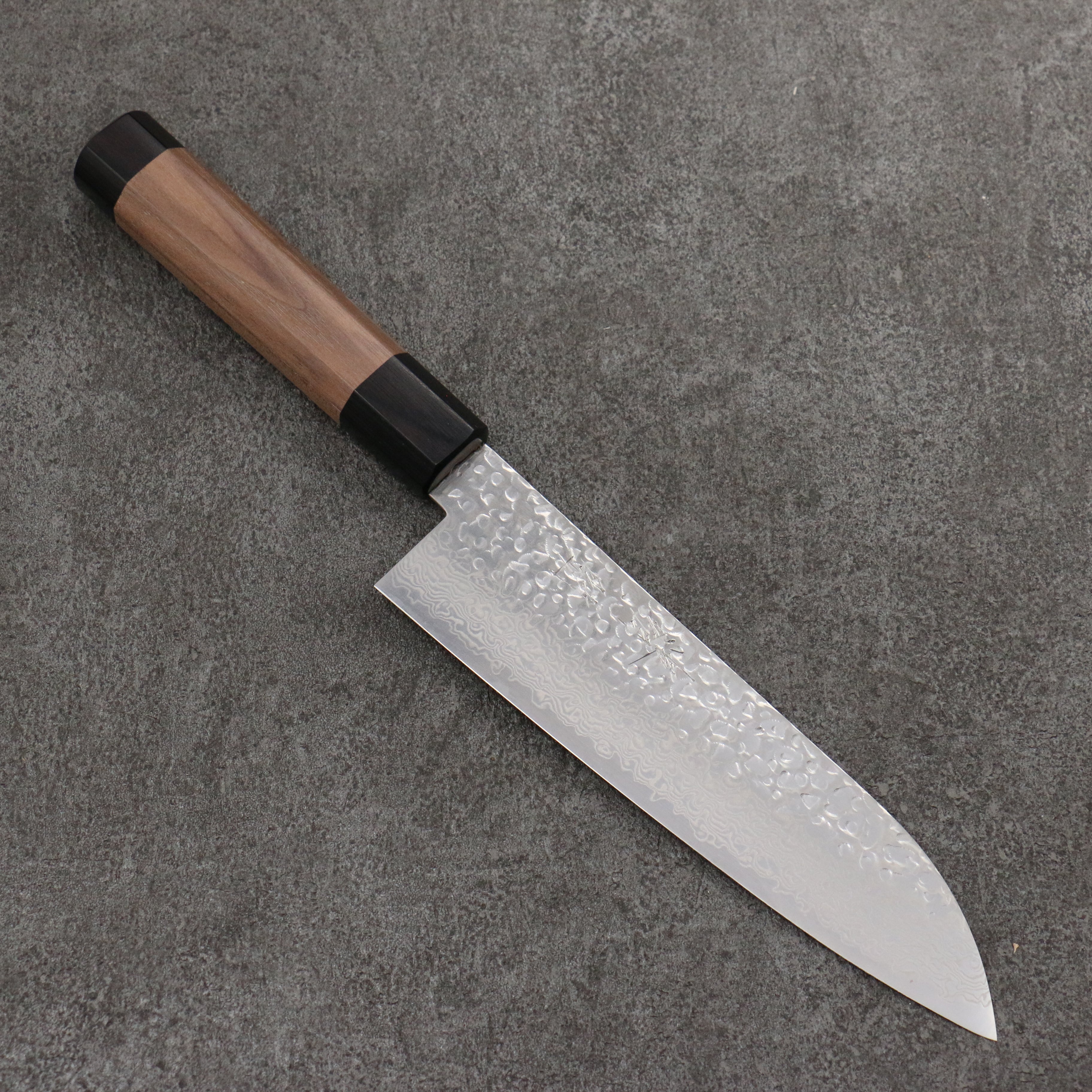 清助 銀三鋼 鎚目 大馬士革紋 三德刀 180mm 核桃木(兩側帶黑色環型設計) 握把 - 清助刃物