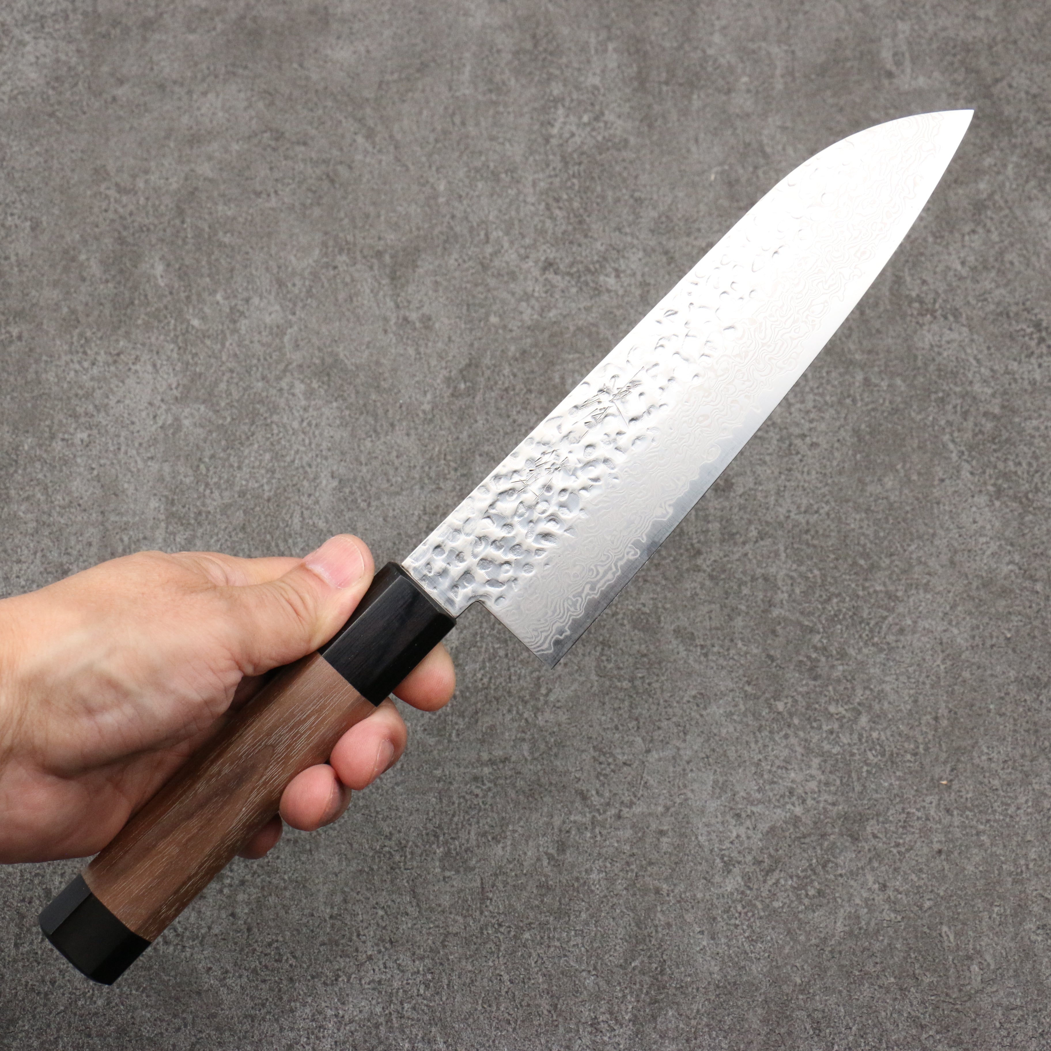 清助 銀三鋼 鎚目 大馬士革紋 三德刀 180mm 核桃木(兩側帶黑色環型設計) 握把 - 清助刃物