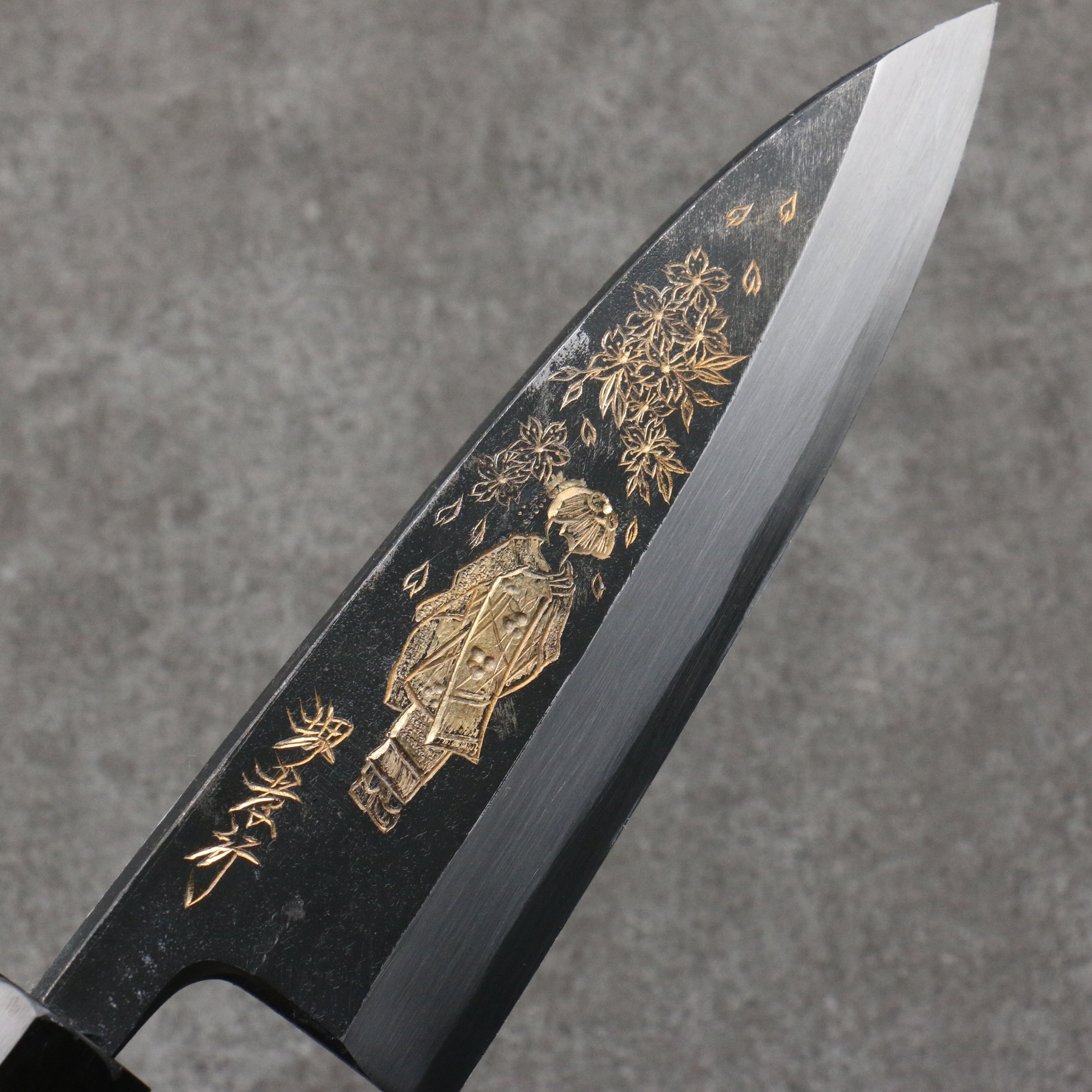 堺 孝行 窪田金雕刻 舞妓與櫻 白鋼二號 黑打 出刃 150mm 黑檀 握把 - 清助刃物