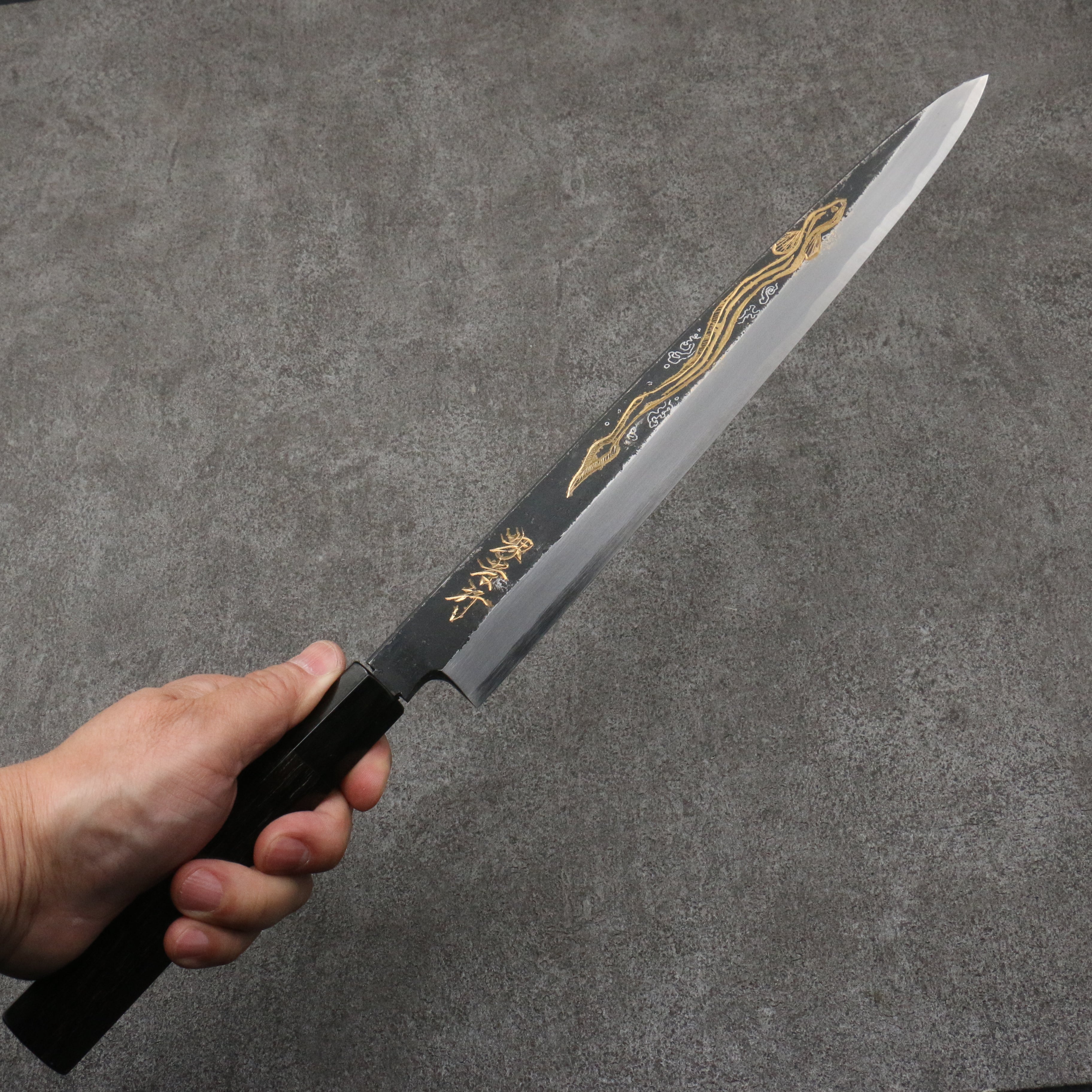 堺 孝行 窪田金雕刻 鰻 白鋼二號 黑打 柳刃 300mm 黑檀 握把 - 清助刃物