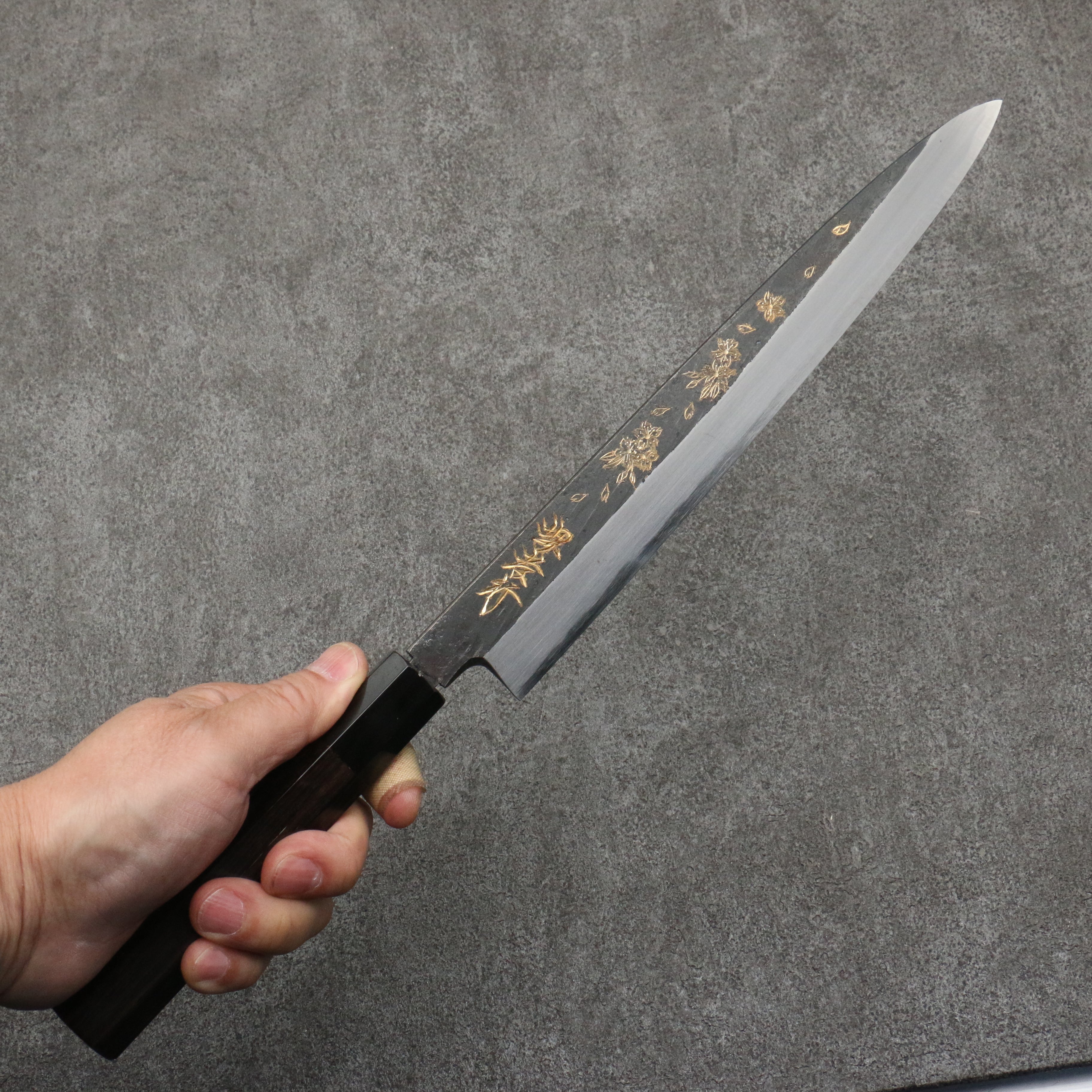 堺 孝行 窪田金雕刻 桜 白鋼二號 黑打 柳刃 240mm 黑檀 握把 - 清助刃物