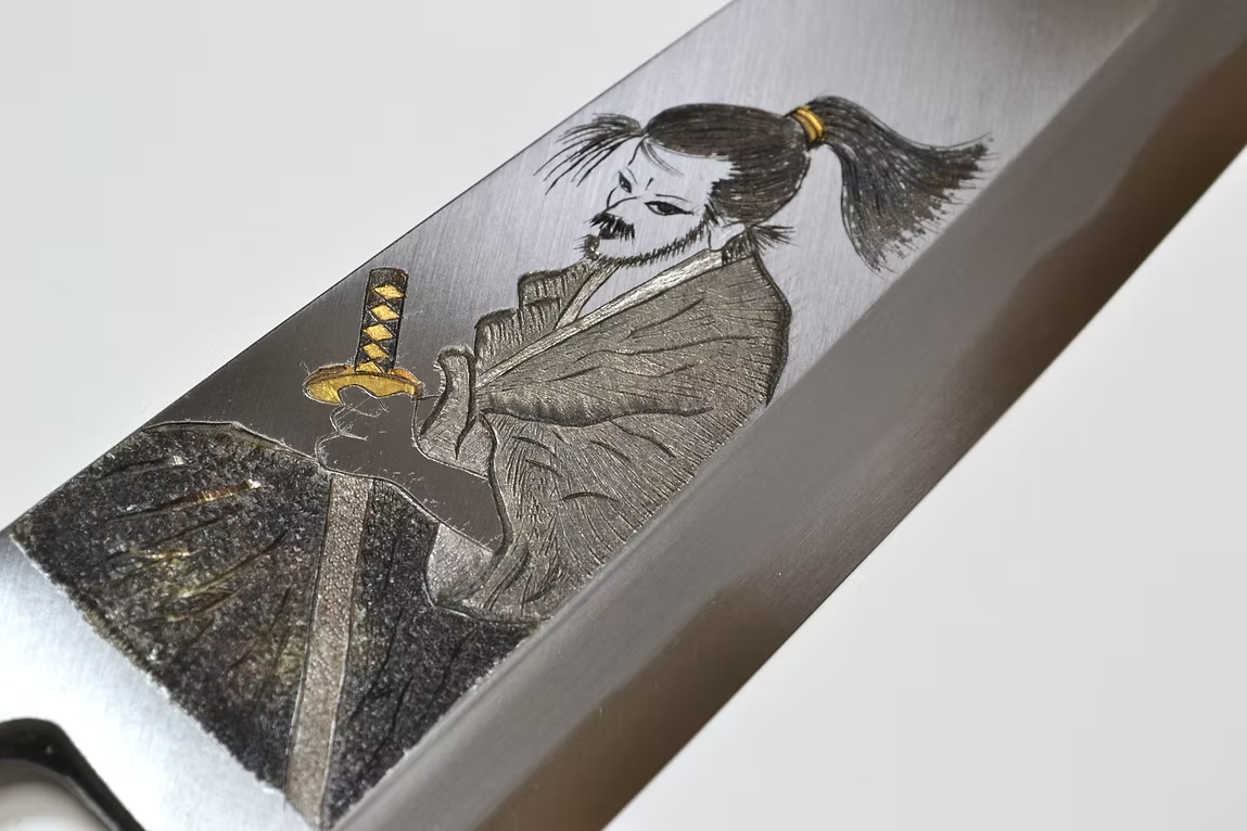 堺 孝行 窪田金屬飾雕刻 武士的一分 白鋼 霞研 出刃 240mm 木蘭(口輪:水牛角) 握把