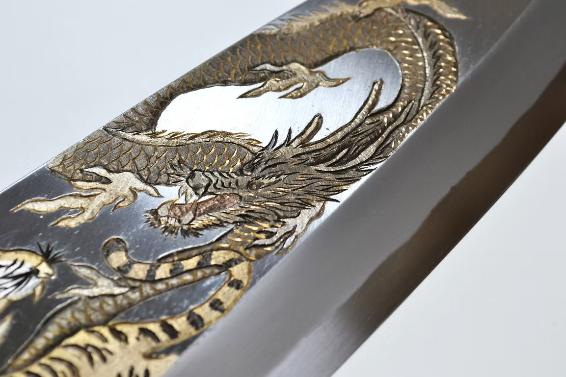 堺 孝行 窪田金屬飾雕刻 龍驤虎視 白鋼 霞研 出刃 300mm 木蘭(口輪:水牛角) 握把