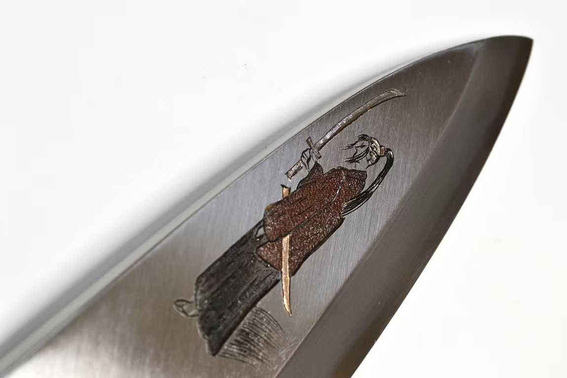 堺 孝行 窪田金屬飾雕刻 武藏與小次郎 白鋼 霞研 出刃 240mm 木蘭(口輪:水牛角) 握把