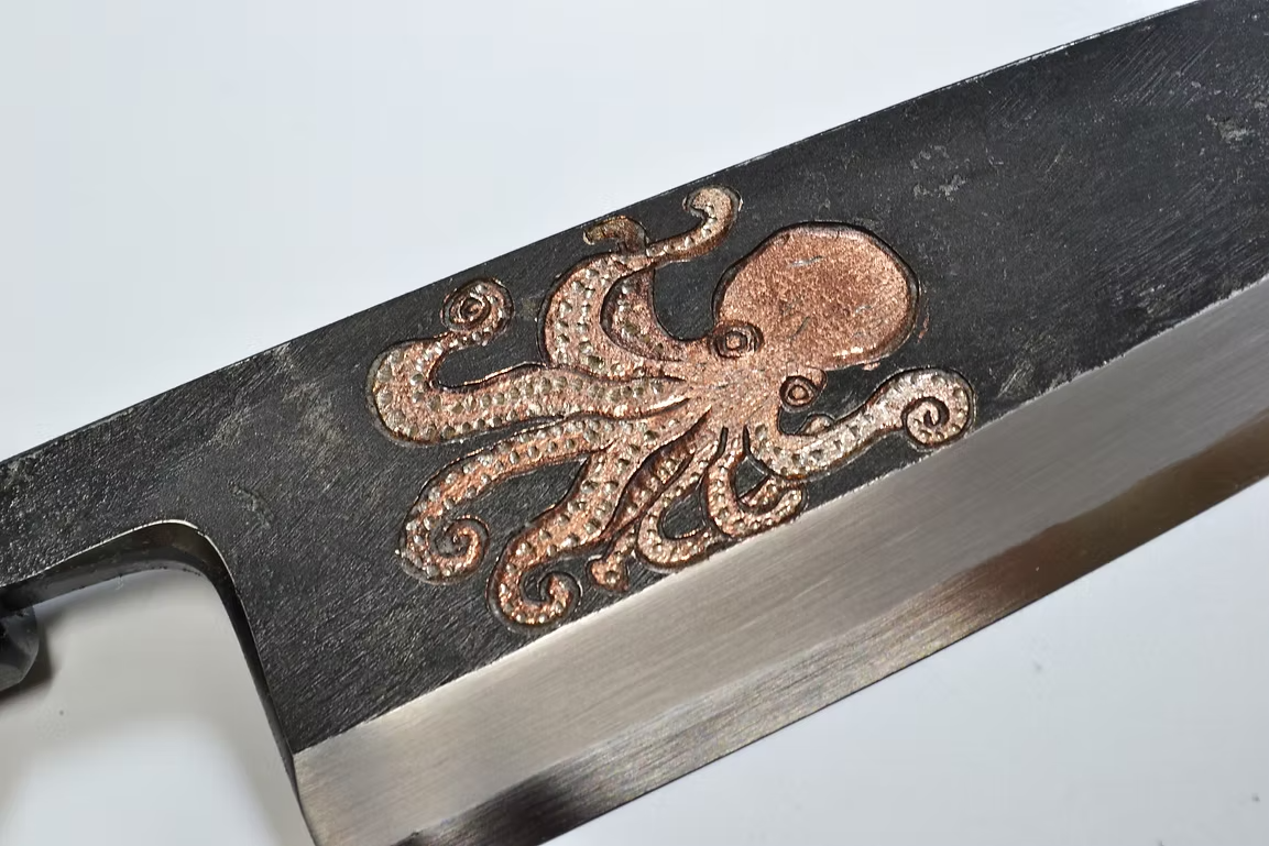 堺 孝行 窪田金屬飾雕刻 章魚 白鋼二號 黑打 出刃 165mm 黑檀(口輪:黑水牛銀輪) 握把