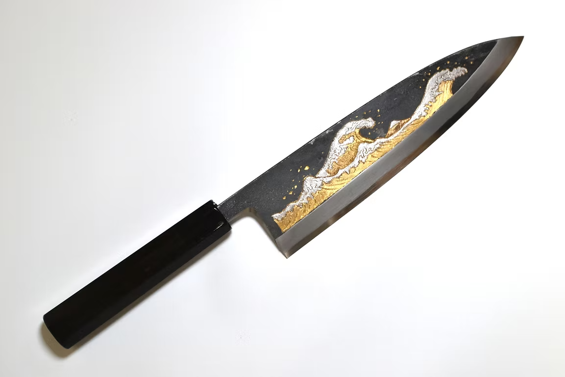 堺 孝行 窪田金雕刻 浪裏 白鋼二號 黑打 出刃 240mm 黑檀(口輪:黑水牛銀輪) 握把
