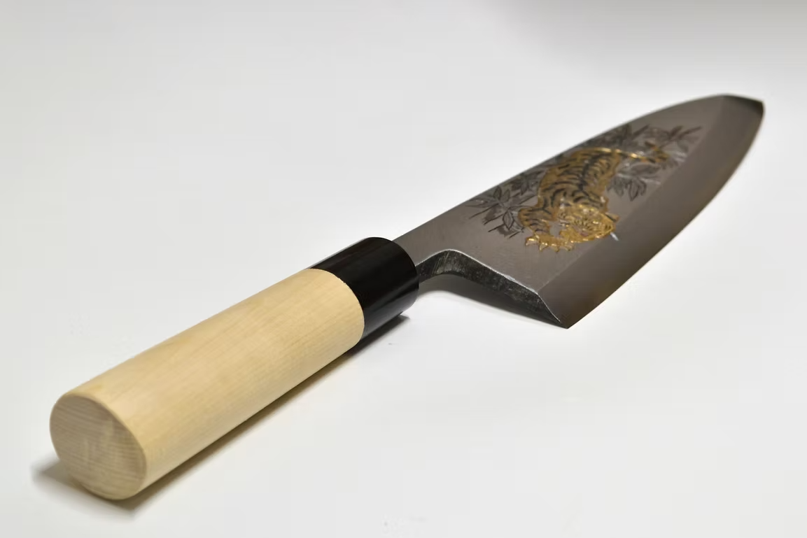 堺 孝行 窪田金屬飾雕刻 虎視眈眈 白鋼 霞研 出刃 240mm 木蘭(口輪:水牛角) 握把
