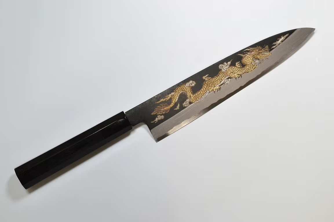 堺 孝行 窪田金屬飾雕刻 雲龍 白鋼二號 黑打 牛刀 240mm 黑檀(口輪:黑水牛銀輪) 握把