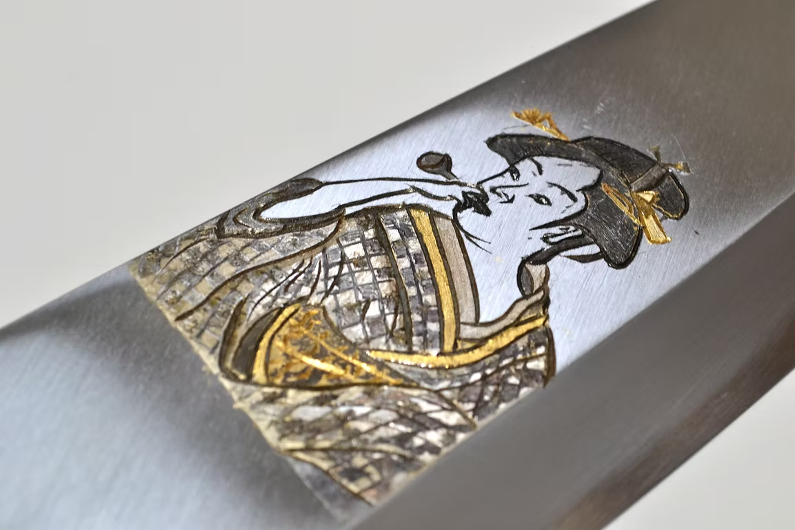 堺 孝行 窪田金屬飾雕刻 浮世繪・女 白鋼 霞研 出刃 210mm 木蘭(口輪:水牛角) 握把
