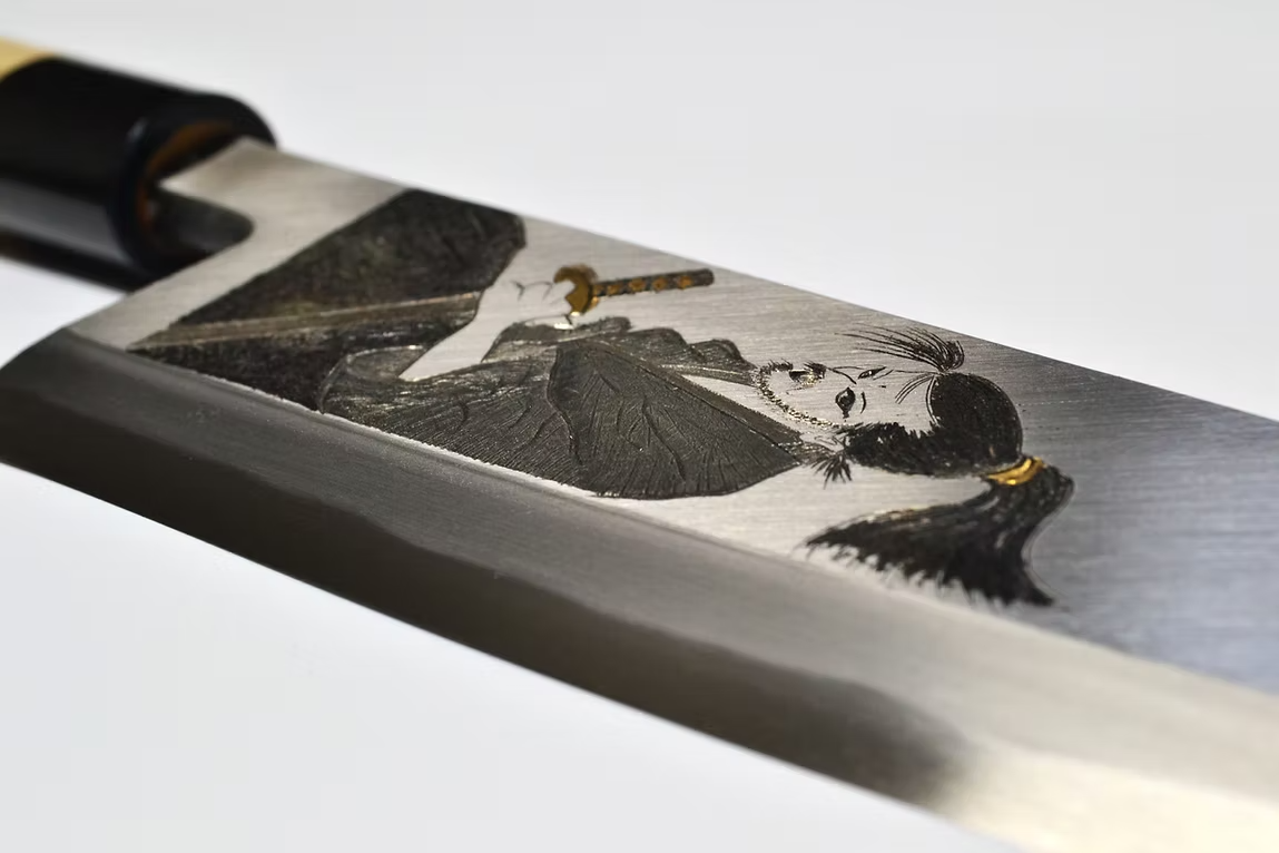 堺 孝行 窪田金屬飾雕刻 武士的一分 白鋼 霞研 出刃 240mm 木蘭(口輪:水牛角) 握把