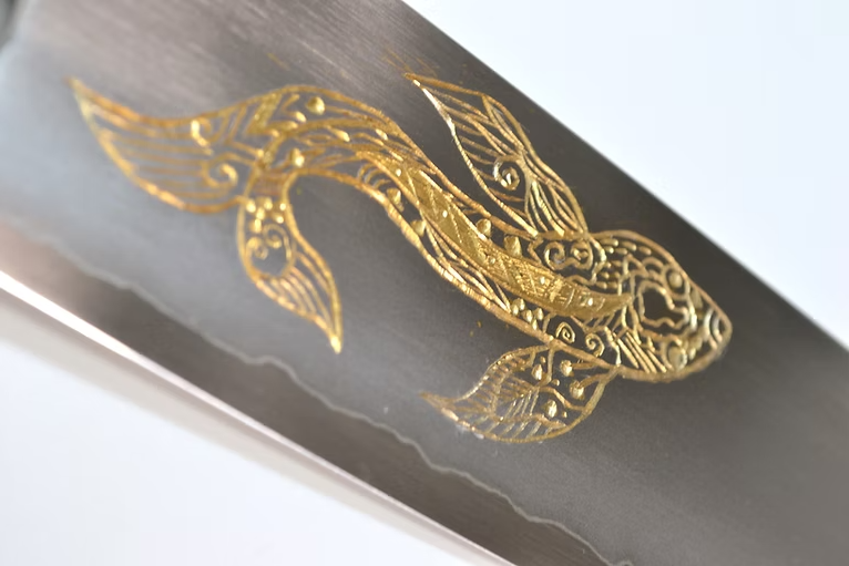 堺 孝行 窪田金雕刻 金魚 銀三鋼 三德刀 180mm 黑檀(口輪:黑水牛銀輪) 握把
