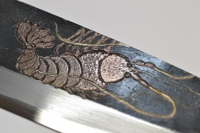 堺 孝行 窪田金屬飾雕刻 鰕 白鋼二號 黑打 出刃 165mm 黑檀(口輪:黑水牛銀輪) 握把