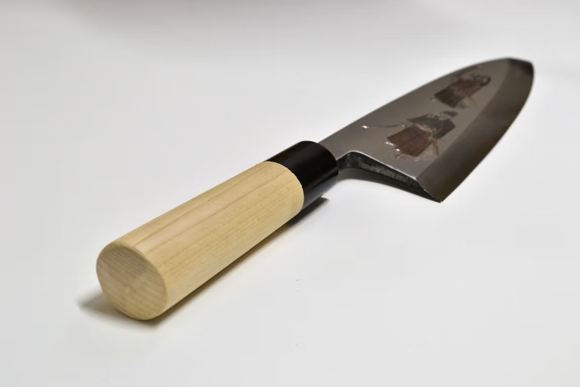 堺 孝行 窪田金屬飾雕刻 武藏與小次郎 白鋼 霞研 出刃 240mm 木蘭(口輪:水牛角) 握把