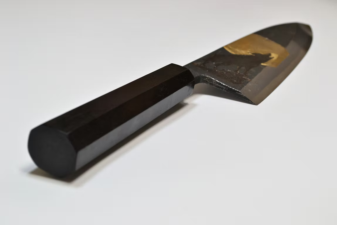 堺 孝行 窪田金屬飾雕刻 遠吠 白鋼二號 黑打 出刃 210mm 黑檀(口輪:黑水牛銀輪) 握把