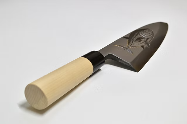 堺 孝行 窪田金屬飾雕刻 大鮪 白鋼 霞研 出刃 240mm 木蘭(口輪:水牛角) 握把