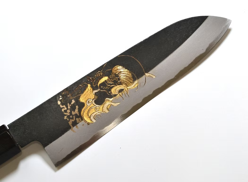堺 孝行 窪田金雕刻 風神 白鋼二號 黑打 三德刀 180mm 黑檀(口輪:黑水牛銀輪) 握把
