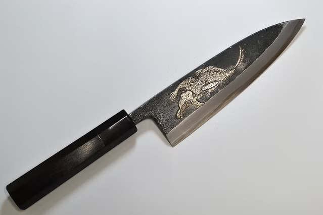 堺 孝行 窪田金屬飾雕刻 鱷魚 白鋼二號 黑打 出刃 165mm 黑檀(口輪:黑水牛銀輪) 握把