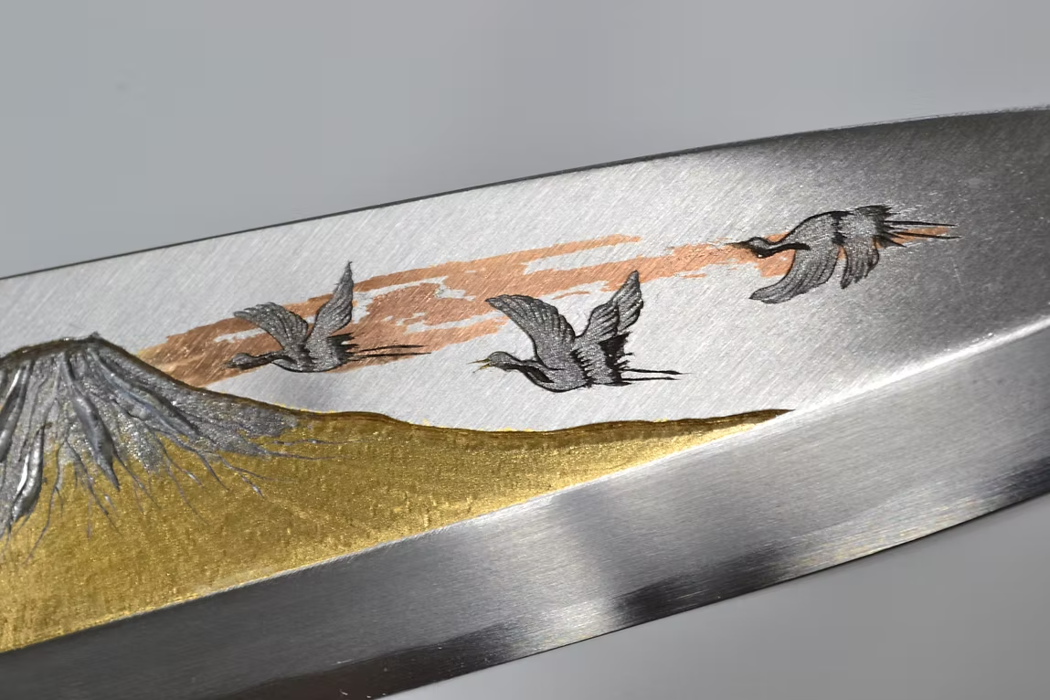 堺 孝行 窪田金屬飾雕刻 富士與鶴 白鋼 霞研 出刃 240mm 木蘭(口輪:水牛角) 握把