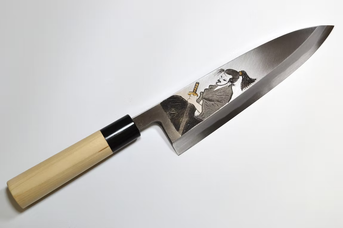 堺 孝行 窪田金屬飾雕刻 武士的一分 白鋼 霞研 出刃 240mm 木蘭(口輪:水牛角) 握把