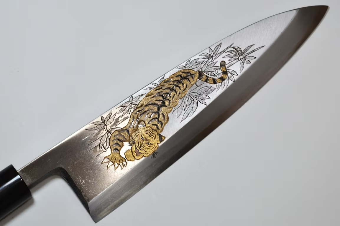 堺 孝行 窪田金屬飾雕刻 虎視眈眈 白鋼 霞研 出刃 240mm 木蘭(口輪:水牛角) 握把
