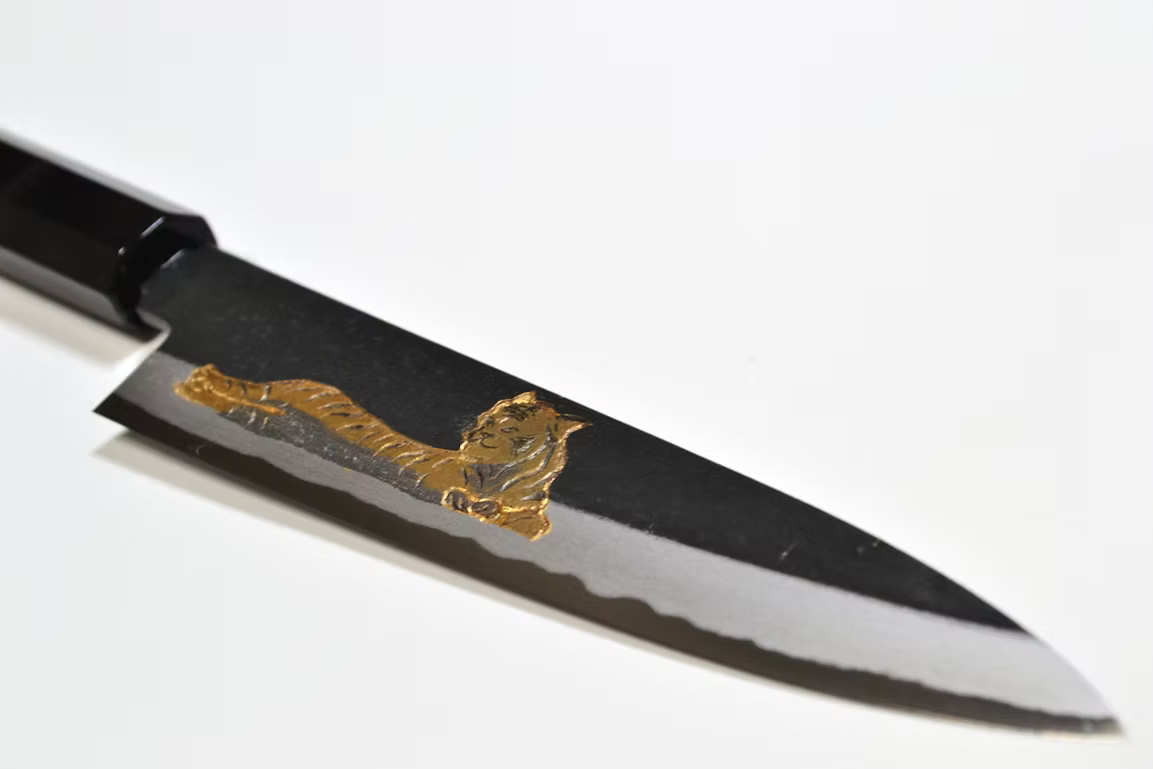 堺 孝行 窪田金屬飾雕刻 餓虎 白鋼二號 黑打 多用途小刀 150mm 黑檀(口輪:黑水牛銀輪) 握把