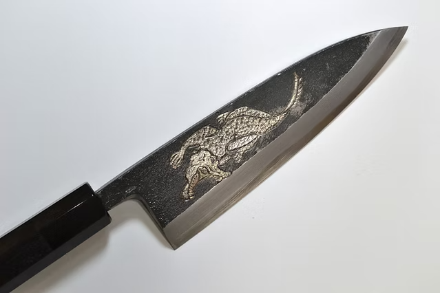 堺 孝行 窪田金屬飾雕刻 鱷魚 白鋼二號 黑打 出刃 165mm 黑檀(口輪:黑水牛銀輪) 握把