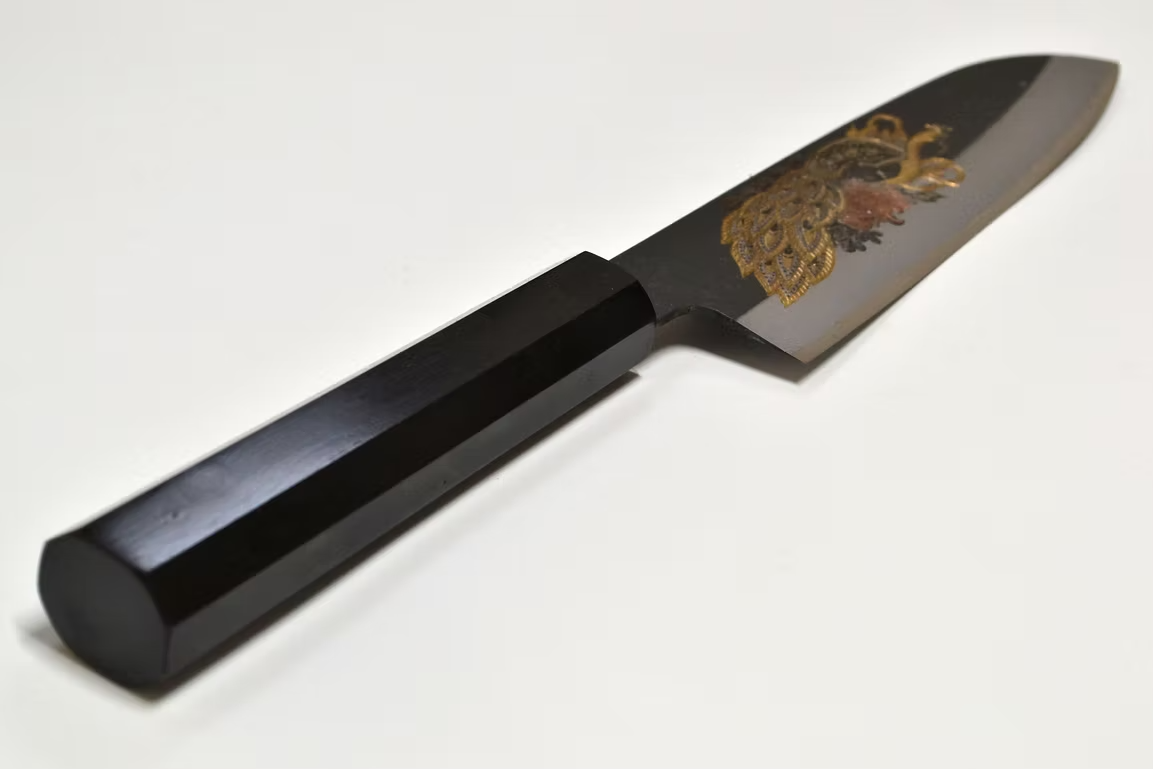 堺 孝行 窪田金屬飾雕刻 孔雀 白鋼二號 黑打 三德刀 180mm 黑檀(口輪:黑水牛銀輪) 握把