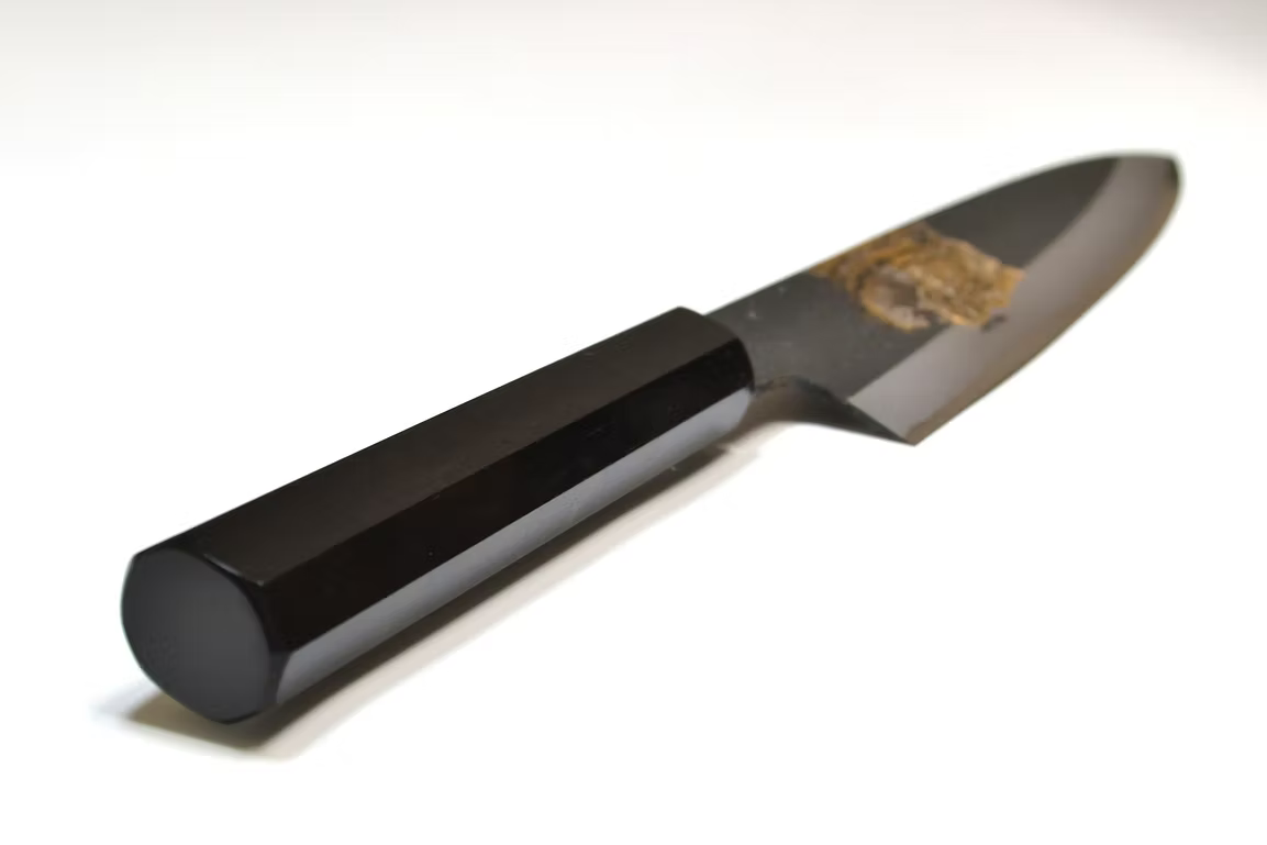 堺 孝行 窪田金屬飾雕刻 虎嘯 白鋼二號 黑打 牛刀 210mm 黑檀(口輪:黑水牛銀輪) 握把