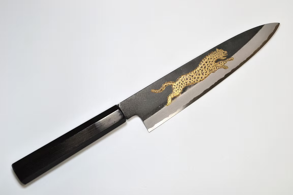 堺 孝行 窪田金屬飾雕刻 獵豹 白鋼二號 黑打 牛刀 210mm 黑檀(口輪:黑水牛銀輪) 握把