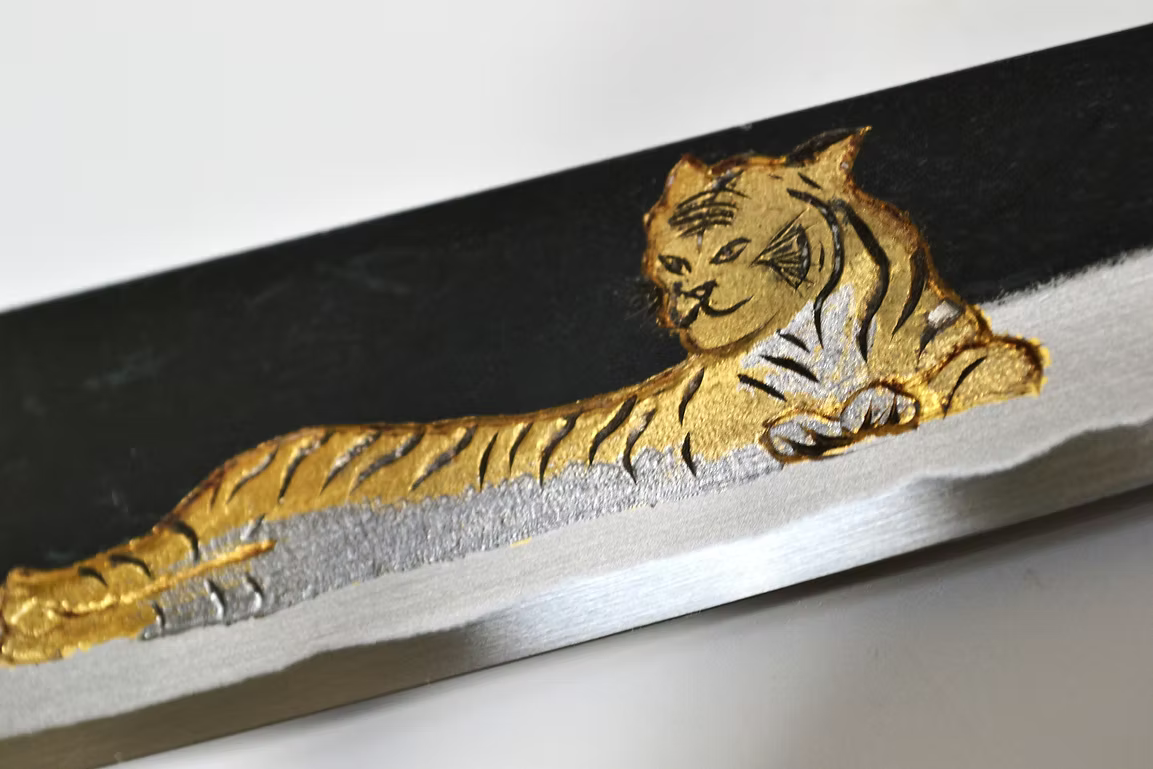 堺 孝行 窪田金屬飾雕刻 餓虎 白鋼二號 黑打 多用途小刀 150mm 黑檀(口輪:黑水牛銀輪) 握把