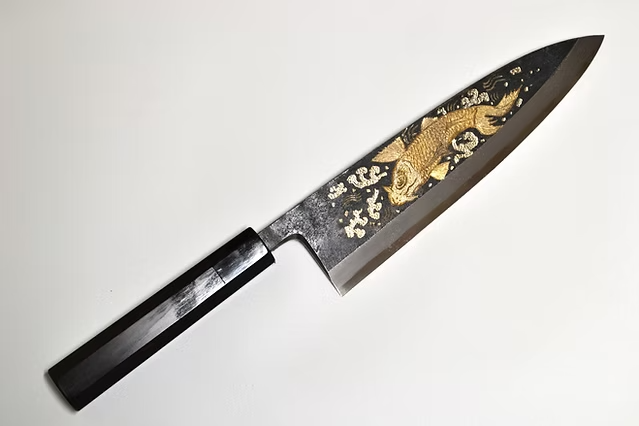 堺 孝行 窪田金屬飾雕刻 俎上之鯉 白鋼二號 黑打 出刃 240mm 黑檀(口輪:黑水牛銀輪) 握把