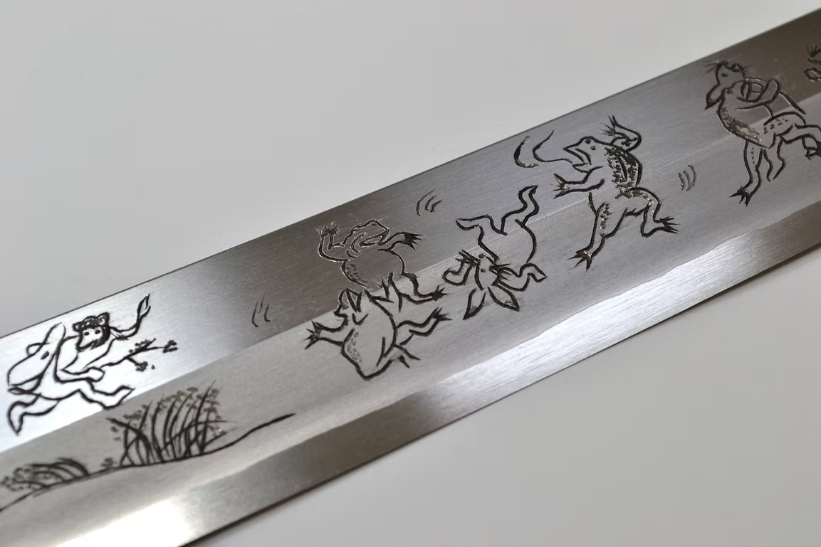 堺 孝行 窪田金屬飾雕刻 鳥獸戲畫 銀三鋼 先丸柳刃 330mm 雞翅木(口輪:黒色水牛角) 握把