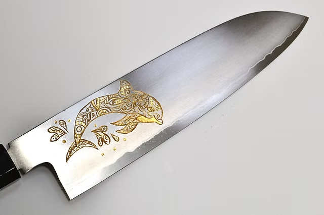 堺 孝行 窪田金雕刻 海豚 銀三鋼 三德刀 180mm 黑檀(口輪:黑水牛銀輪) 握把