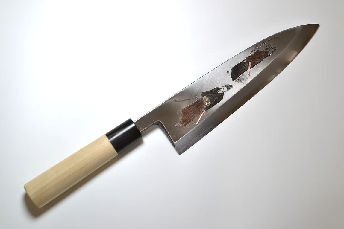 堺 孝行 窪田金屬飾雕刻 武藏與小次郎 白鋼 霞研 出刃 240mm 木蘭(口輪:水牛角) 握把