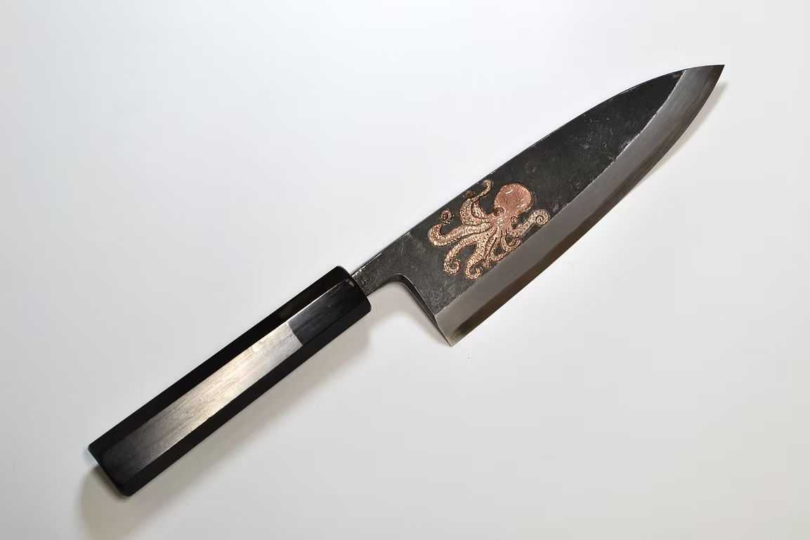 堺 孝行 窪田金屬飾雕刻 章魚 白鋼二號 黑打 出刃 165mm 黑檀(口輪:黑水牛銀輪) 握把