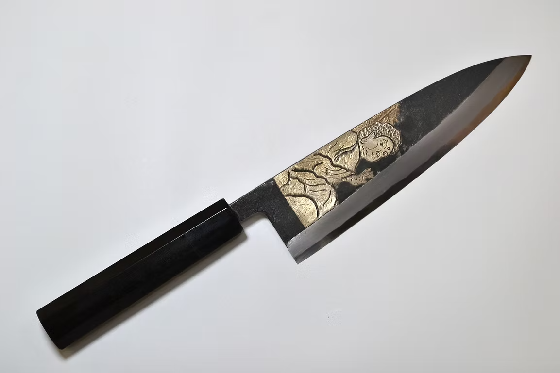 堺 孝行 窪田金屬飾雕刻 大佛 白鋼二號 黑打 出刃 210mm 黑檀(口輪:黑水牛銀輪) 握把