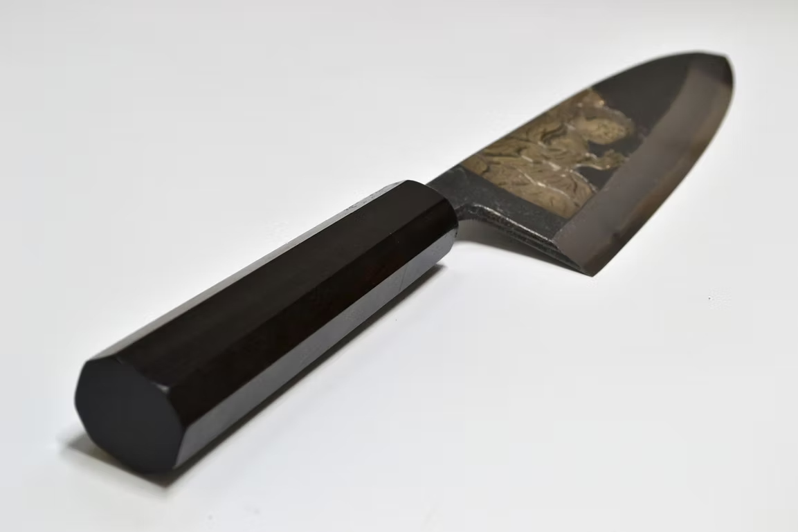 堺 孝行 窪田金屬飾雕刻 大佛 白鋼二號 黑打 出刃 210mm 黑檀(口輪:黑水牛銀輪) 握把