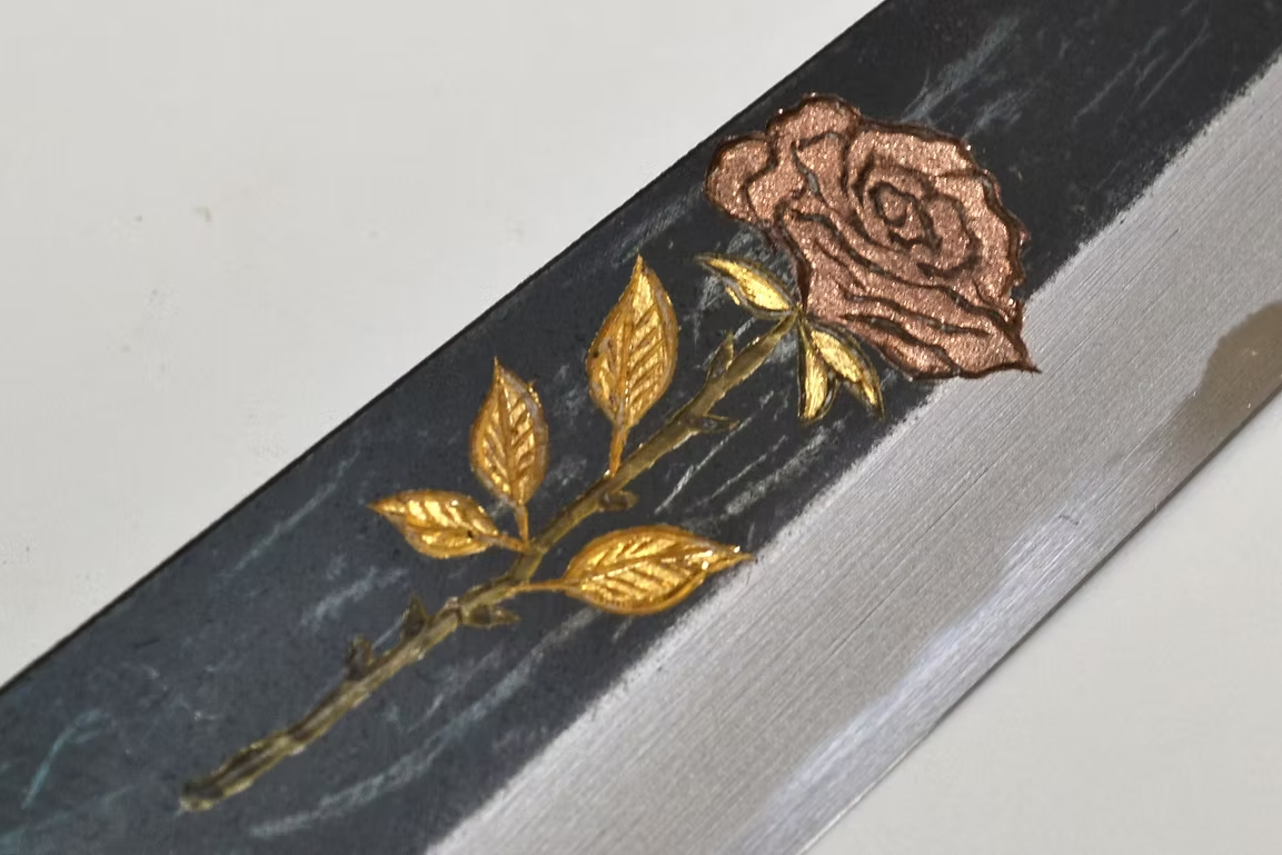 堺 孝行 窪田金屬飾雕刻 玫瑰 白鋼二號 黑打 多用途小刀 150mm 黑檀(口輪:黑水牛銀輪) 握把