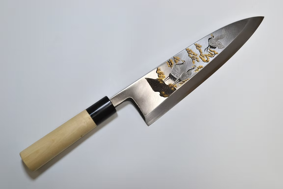 堺 孝行 窪田金屬飾雕刻 松鶴 白鋼 霞研 出刃 240mm 木蘭(口輪:水牛角) 握把