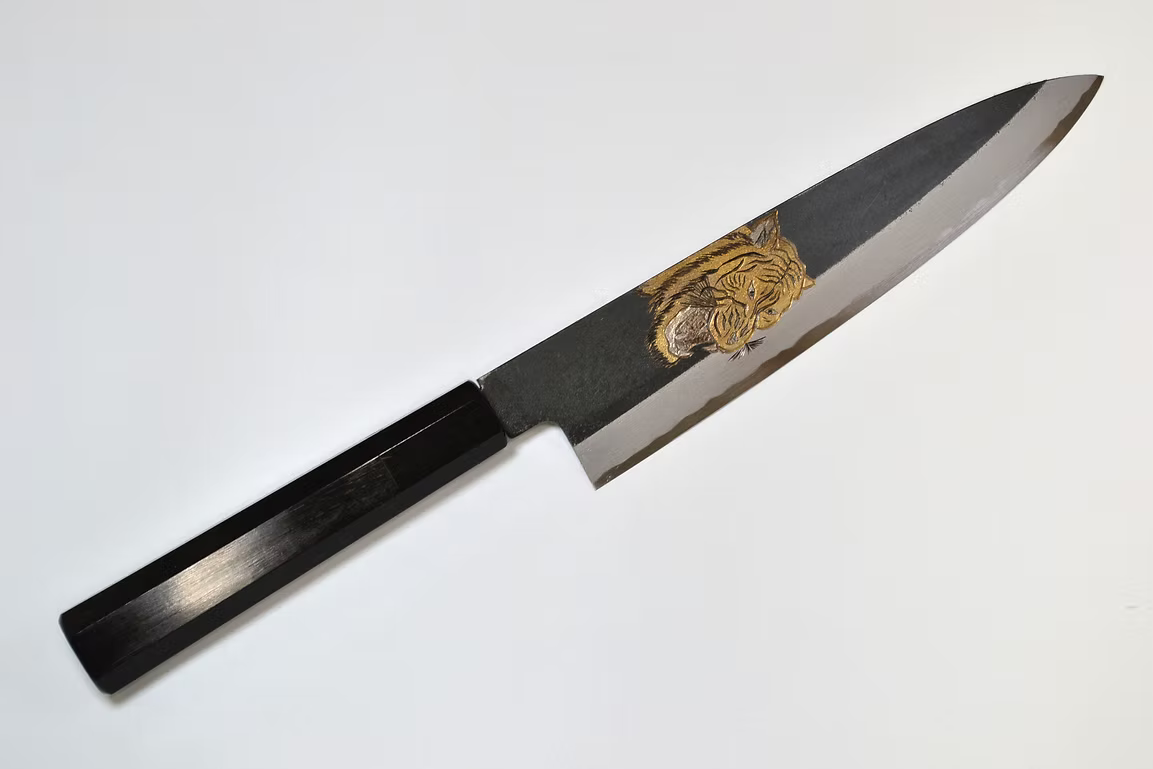 堺 孝行 窪田金屬飾雕刻 虎嘯 白鋼二號 黑打 牛刀 210mm 黑檀(口輪:黑水牛銀輪) 握把