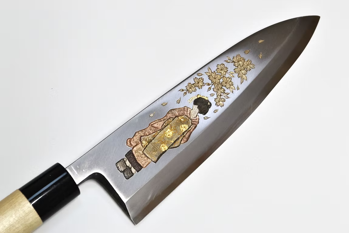 堺 孝行 窪田金屬飾雕刻 舞妓與櫻 白鋼 霞研 出刃 240mm 木蘭(口輪:水牛角) 握把