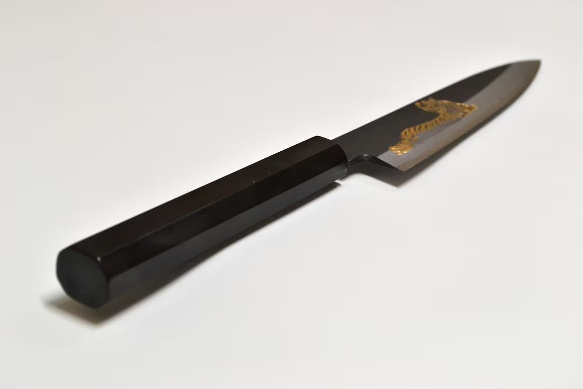 堺 孝行 窪田金屬飾雕刻 餓虎 白鋼二號 黑打 多用途小刀 150mm 黑檀(口輪:黑水牛銀輪) 握把