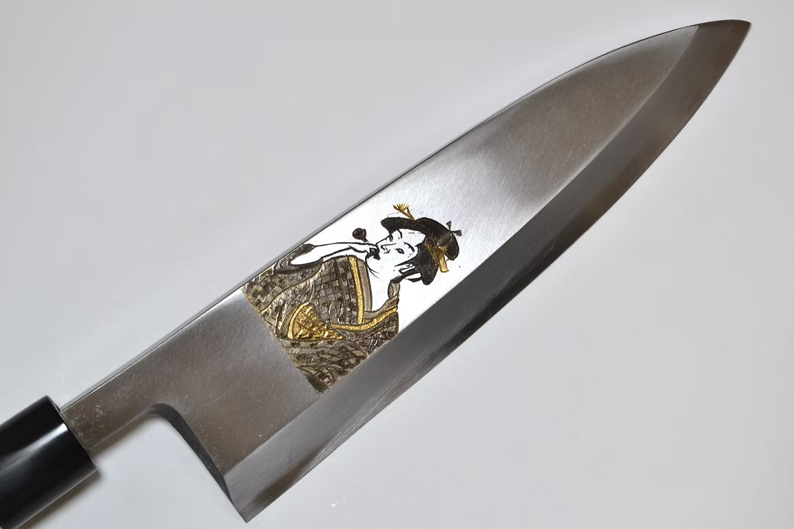 堺 孝行 窪田金屬飾雕刻 浮世繪・女 白鋼 霞研 出刃 210mm 木蘭(口輪:水牛角) 握把