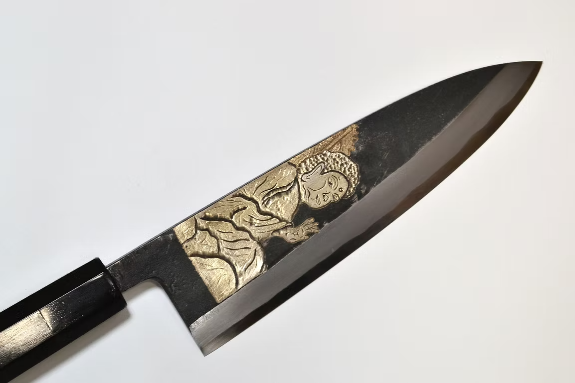 堺 孝行 窪田金屬飾雕刻 大佛 白鋼二號 黑打 出刃 210mm 黑檀(口輪:黑水牛銀輪) 握把