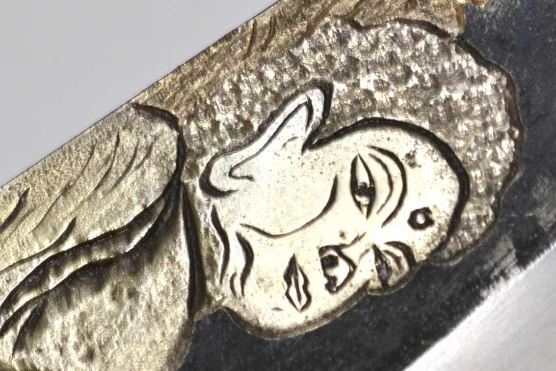 堺 孝行 窪田金屬飾雕刻 大佛 白鋼二號 黑打 出刃 210mm 黑檀(口輪:黑水牛銀輪) 握把