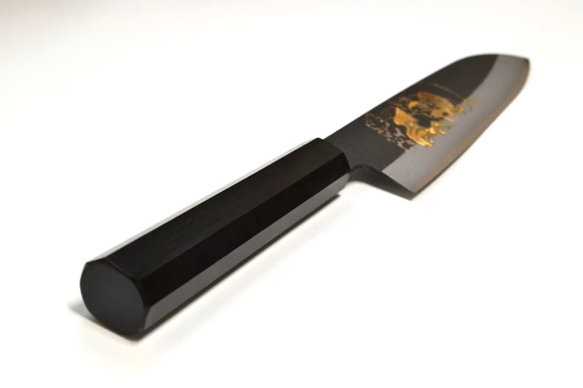 堺 孝行 窪田金雕刻 風神 白鋼二號 黑打 三德刀 180mm 黑檀(口輪:黑水牛銀輪) 握把