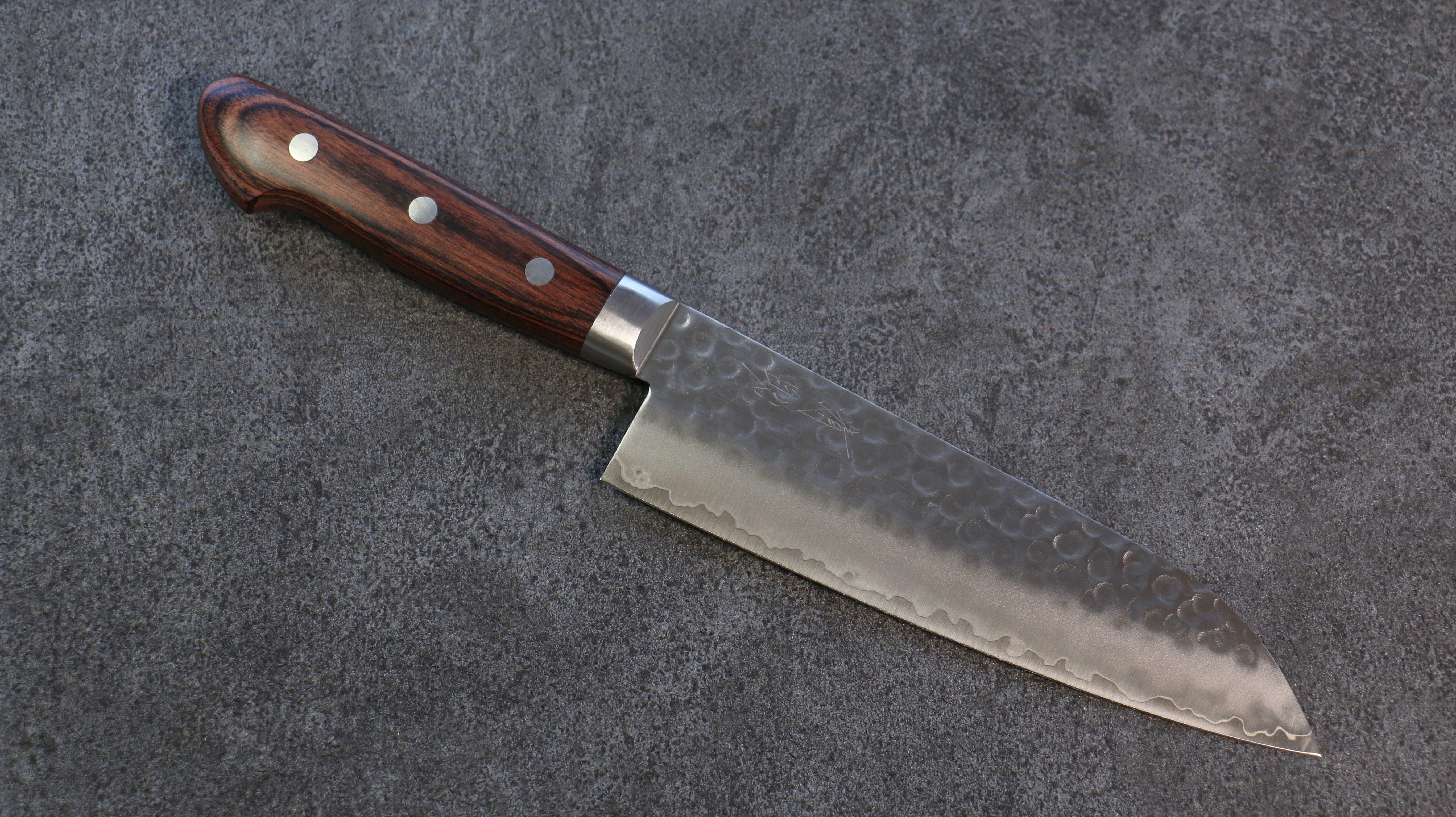 清助 瑞典鋼 鎚目 三德刀 165mm 桃花心木 握把 - 清助刃物