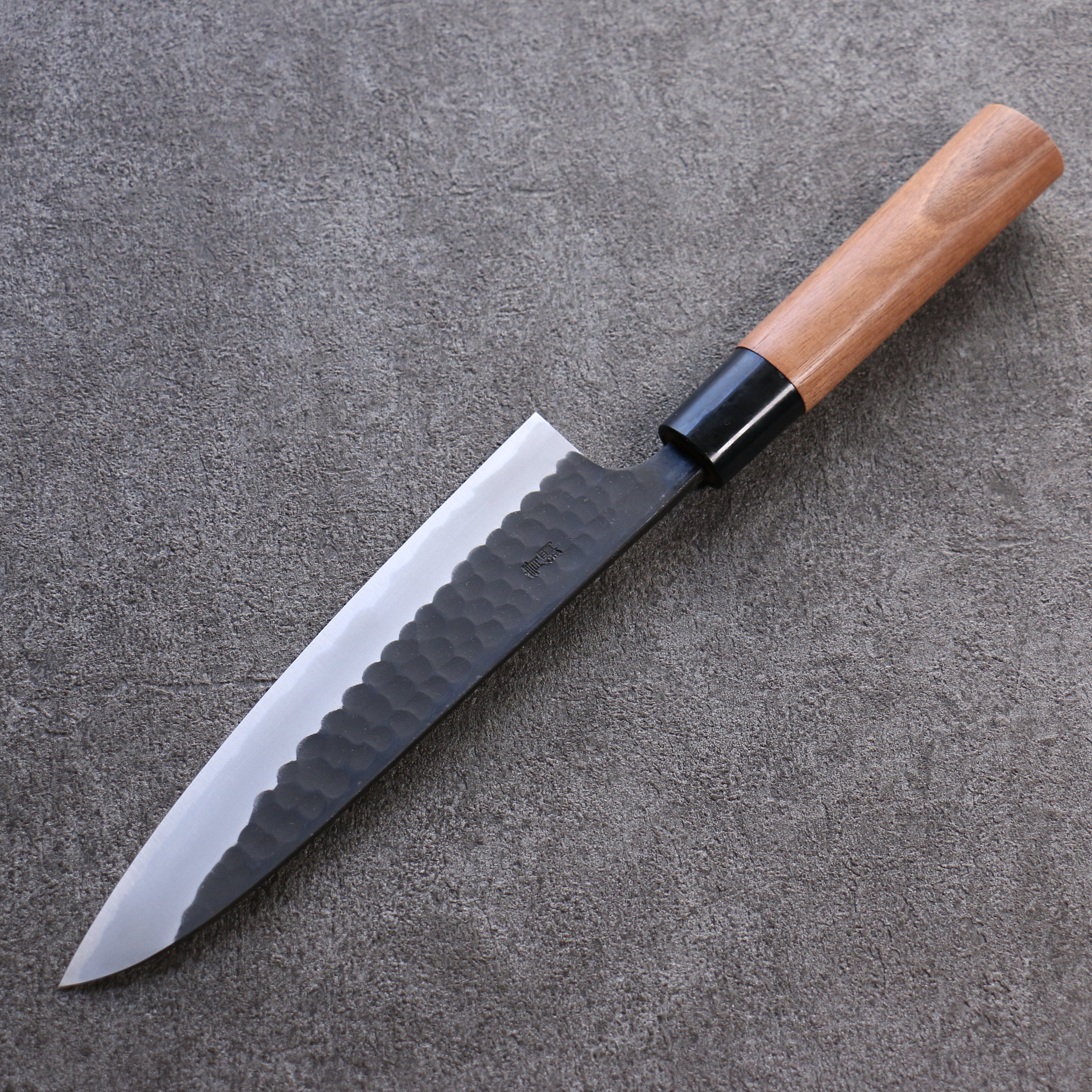 山本 直 青鋼 黑打 鎚目 (丸) 牛刀 180mm 核桃木 握把 - 清助刃物